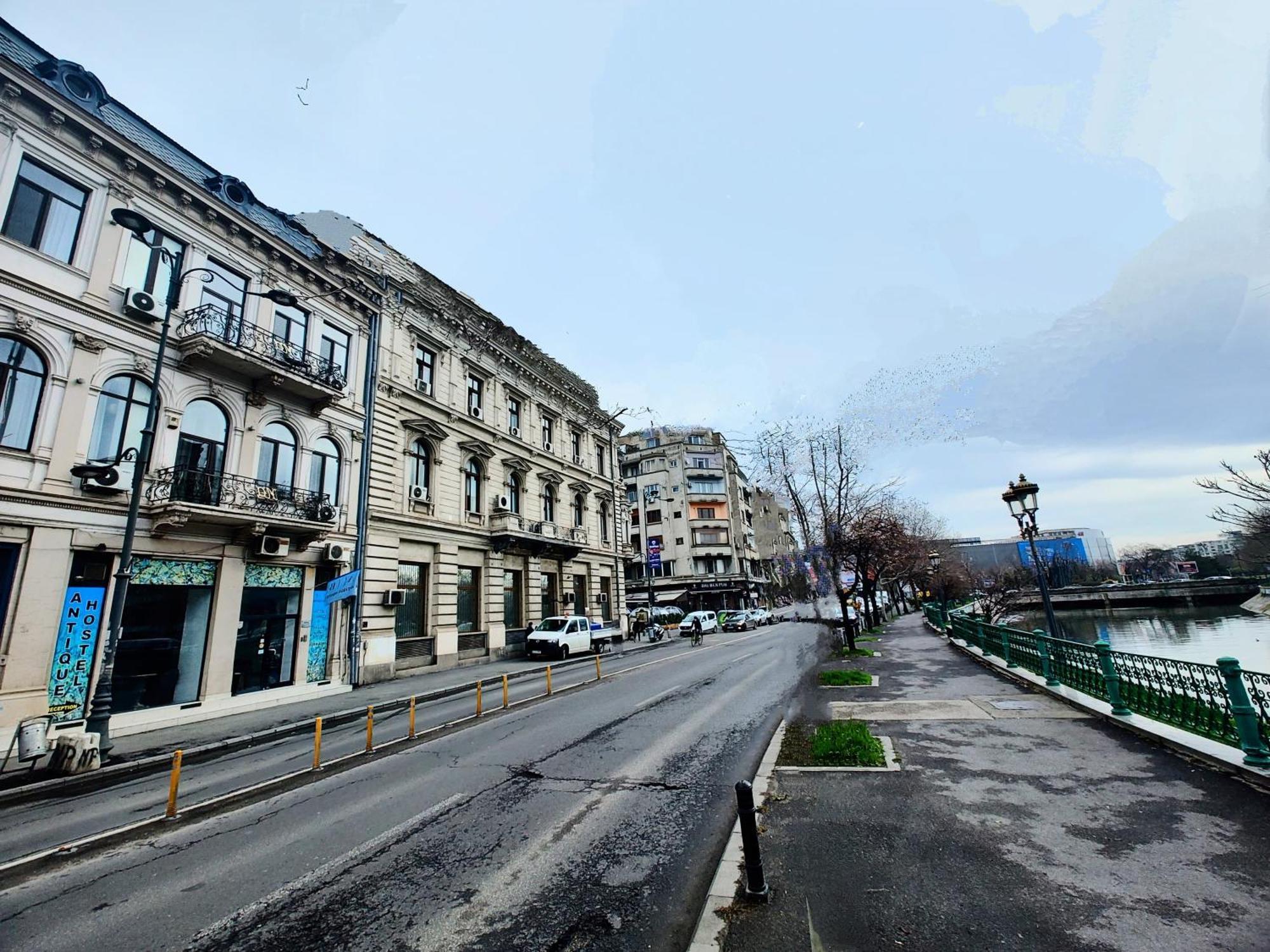 Antique Hostel Bucarest Esterno foto