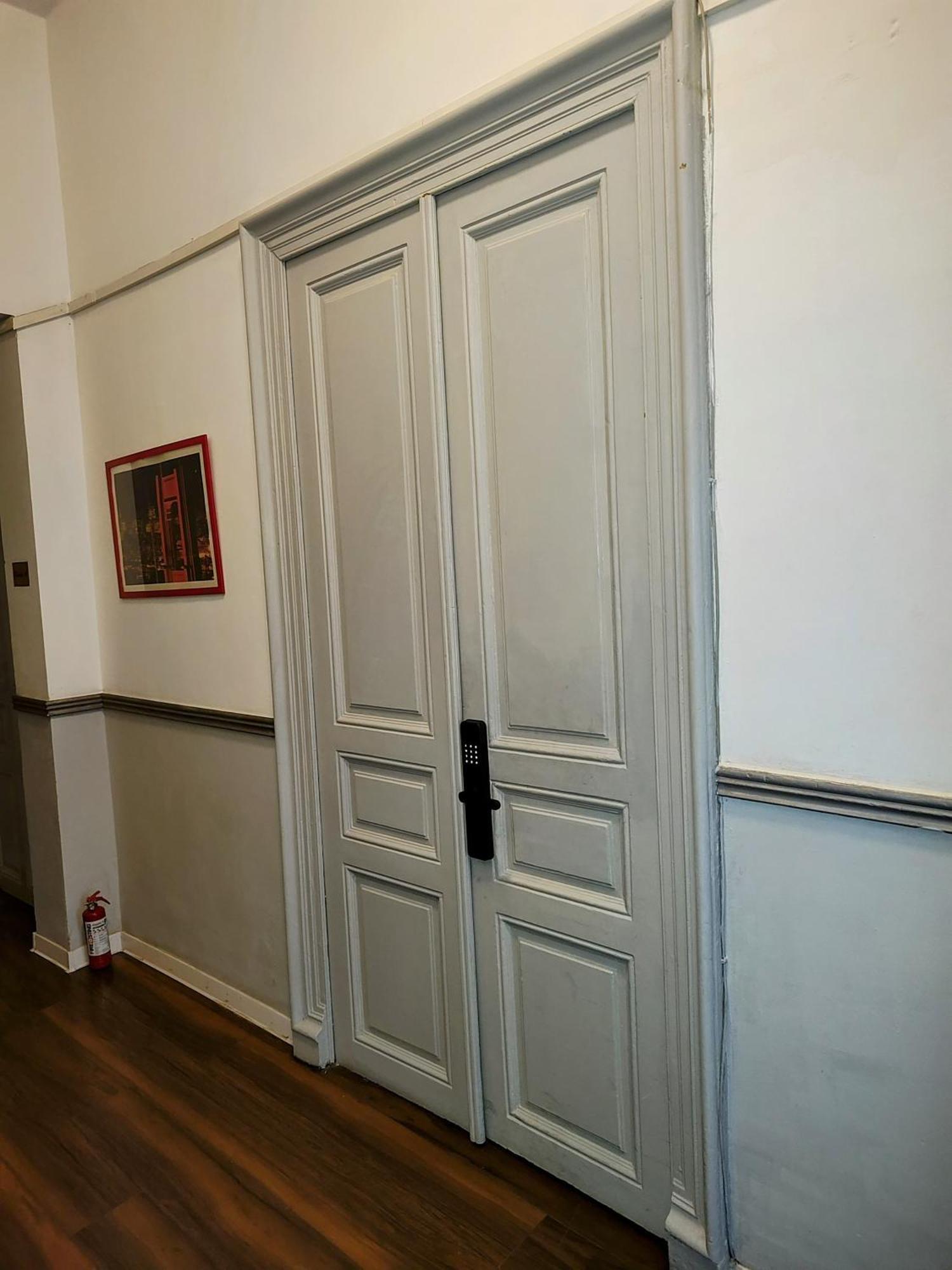 Antique Hostel Bucarest Esterno foto