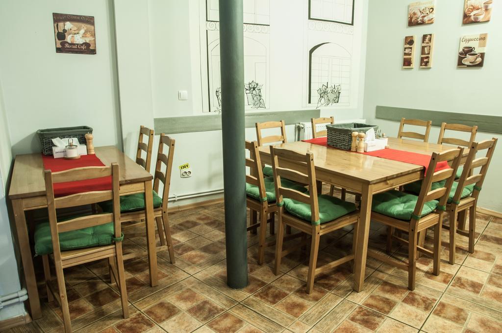 Antique Hostel Bucarest Esterno foto