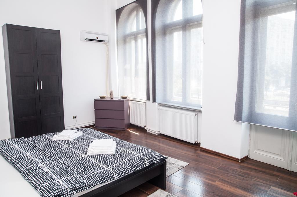 Antique Hostel Bucarest Esterno foto