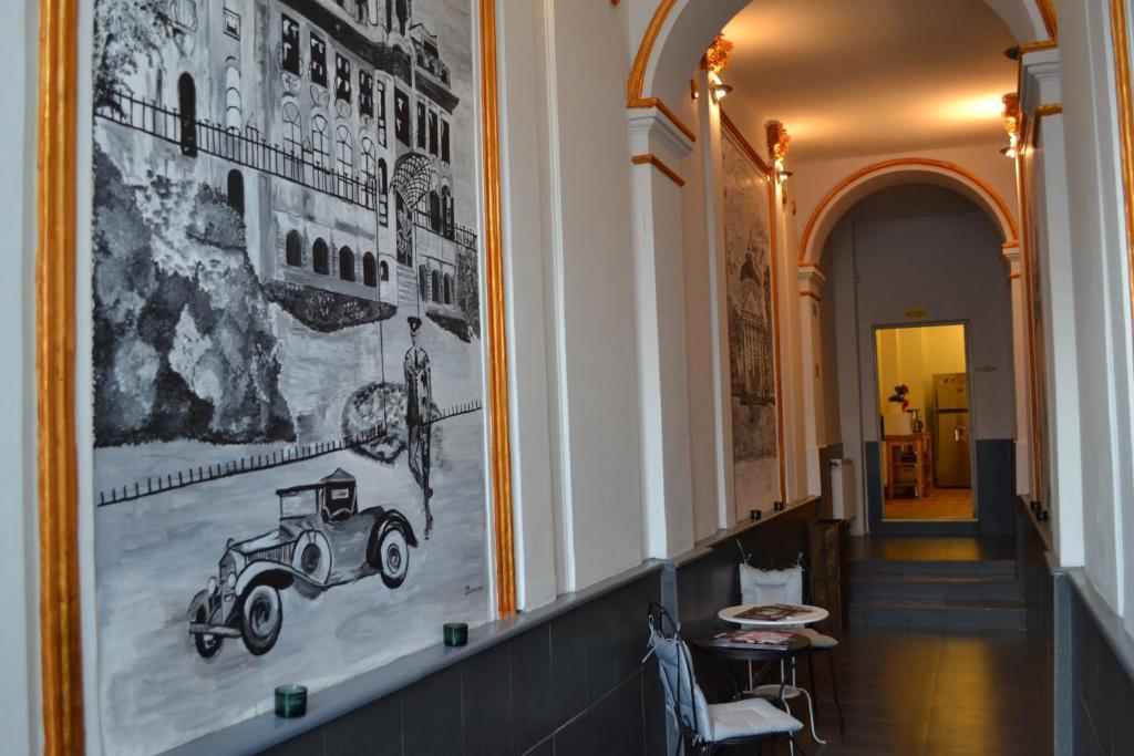 Antique Hostel Bucarest Esterno foto